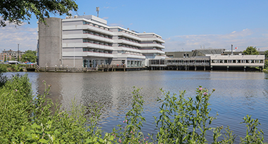 Pand van Fletcher Hotel-Restaurant Leidschendam-Den Haag naast het water